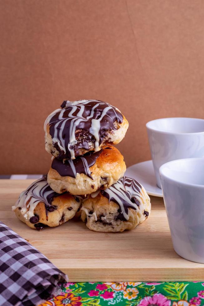 tazza di caffè con brioche pane foto