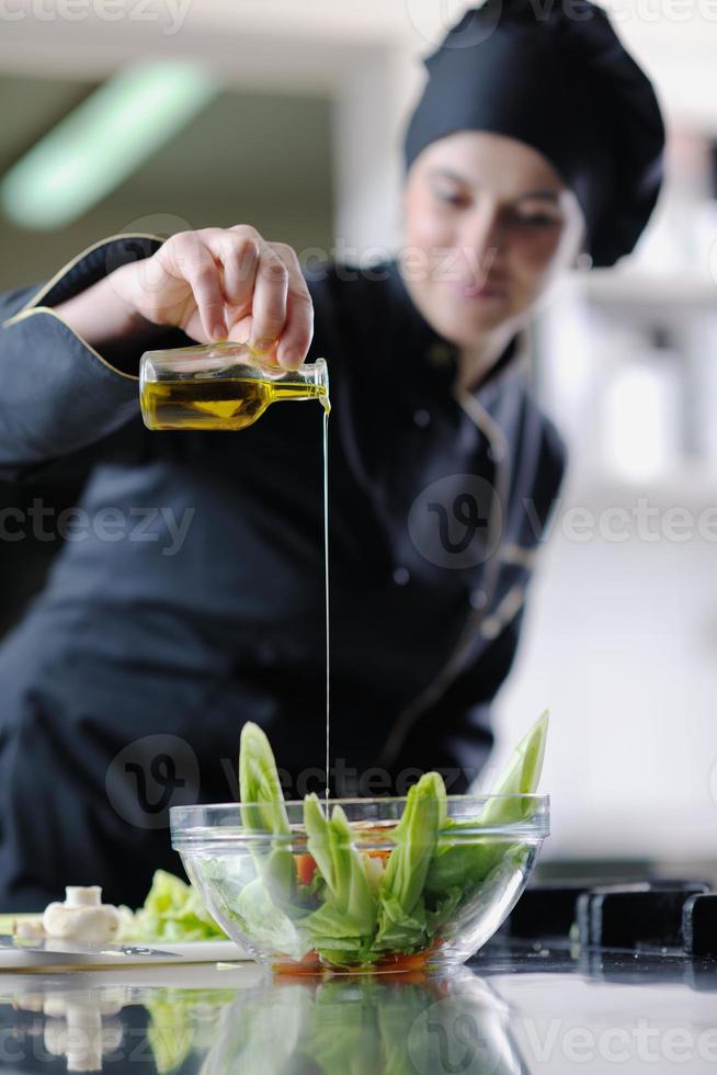 chef prepara il pasto foto