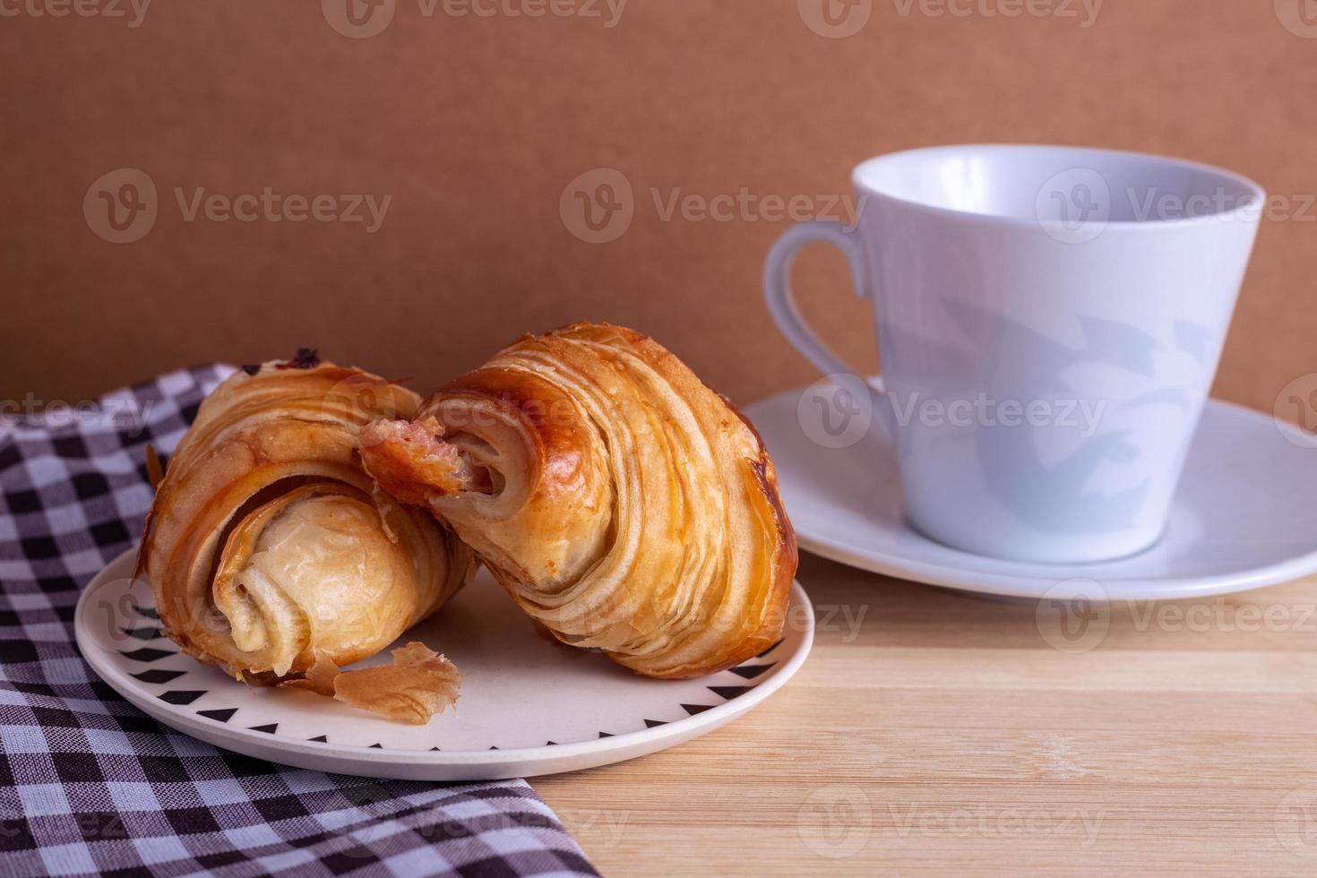 tazza di caffè e brioche foto