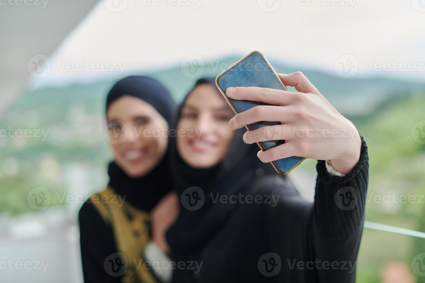 ritratto di giovane musulmano donne assunzione autoscatto su il balcone foto