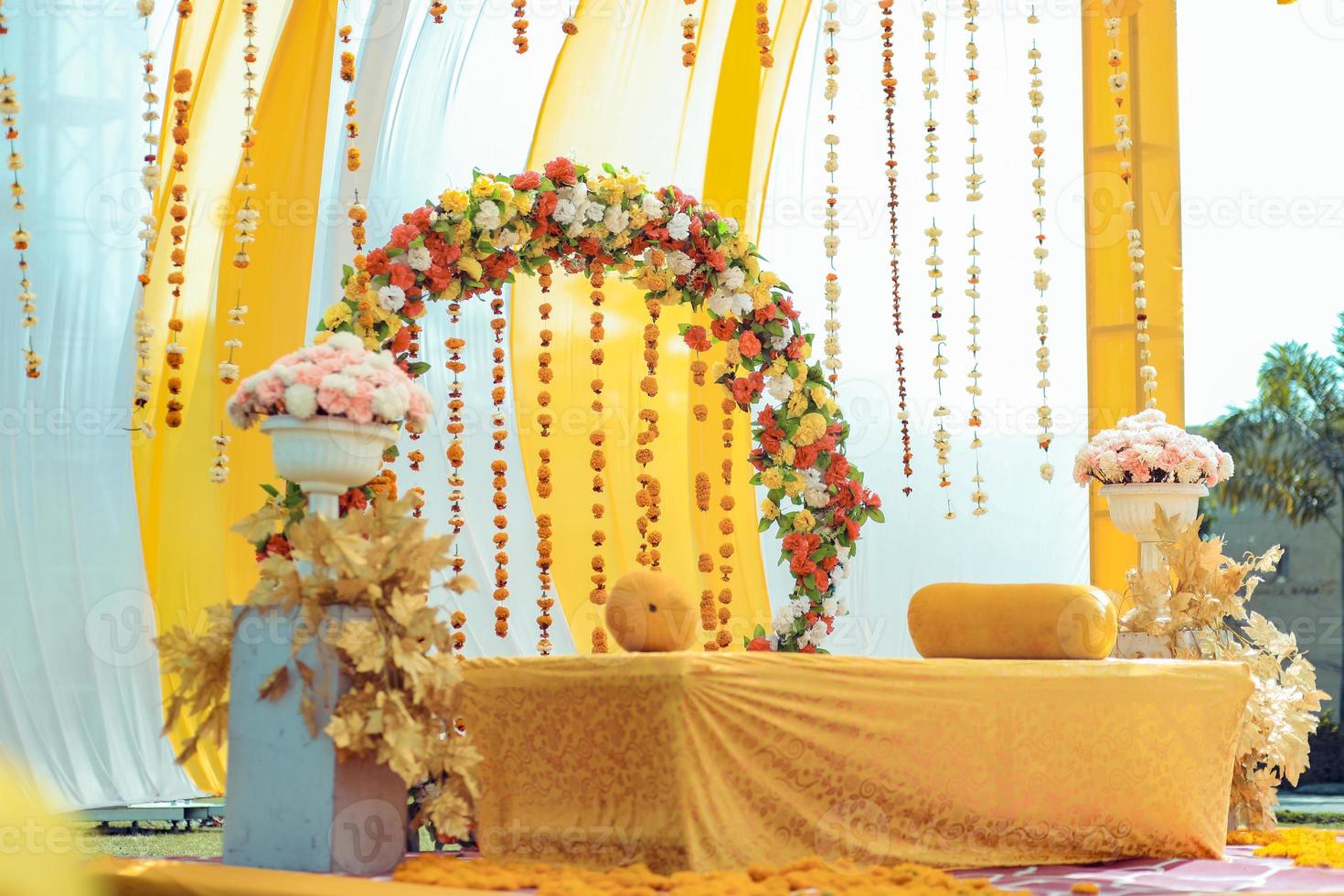 tradizionale nozze cerimonia bellissimo cultura di India o decorato per haldi cerimonia foto