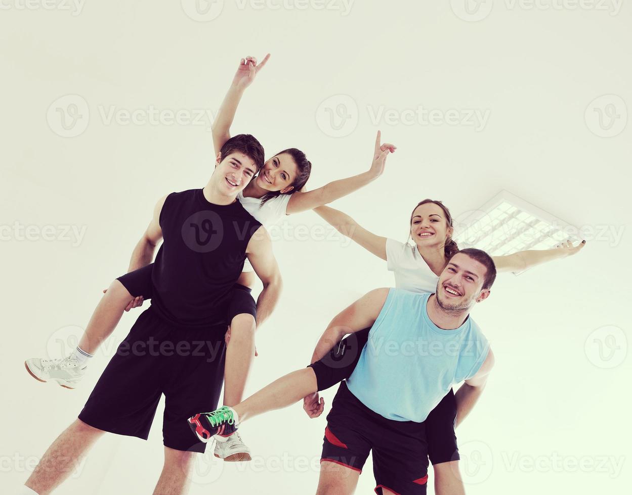 giovane persone gruppo nel fitness club foto