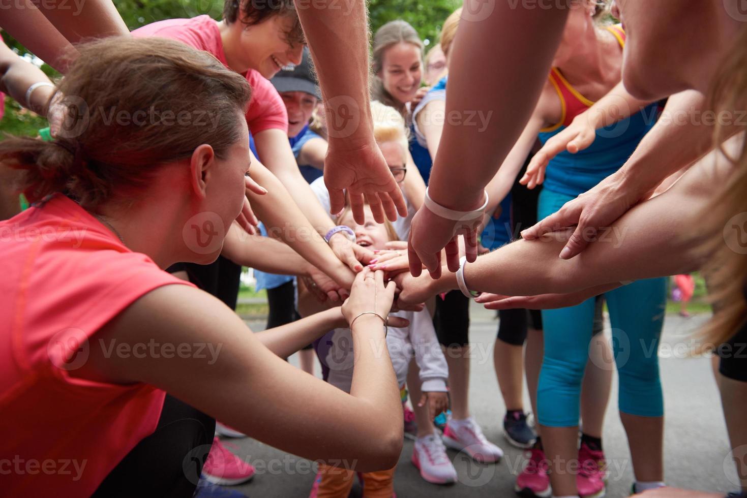 il gruppo di persone che fa jogging si diverte foto