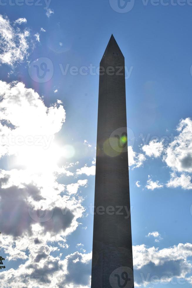 raggi di luce del sole splendente su Washington monumento foto