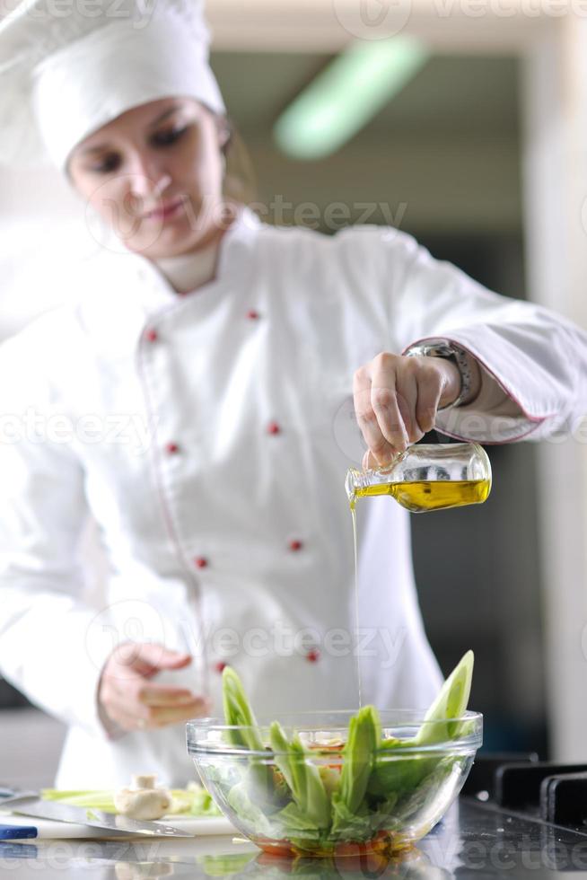 chef prepara il pasto foto