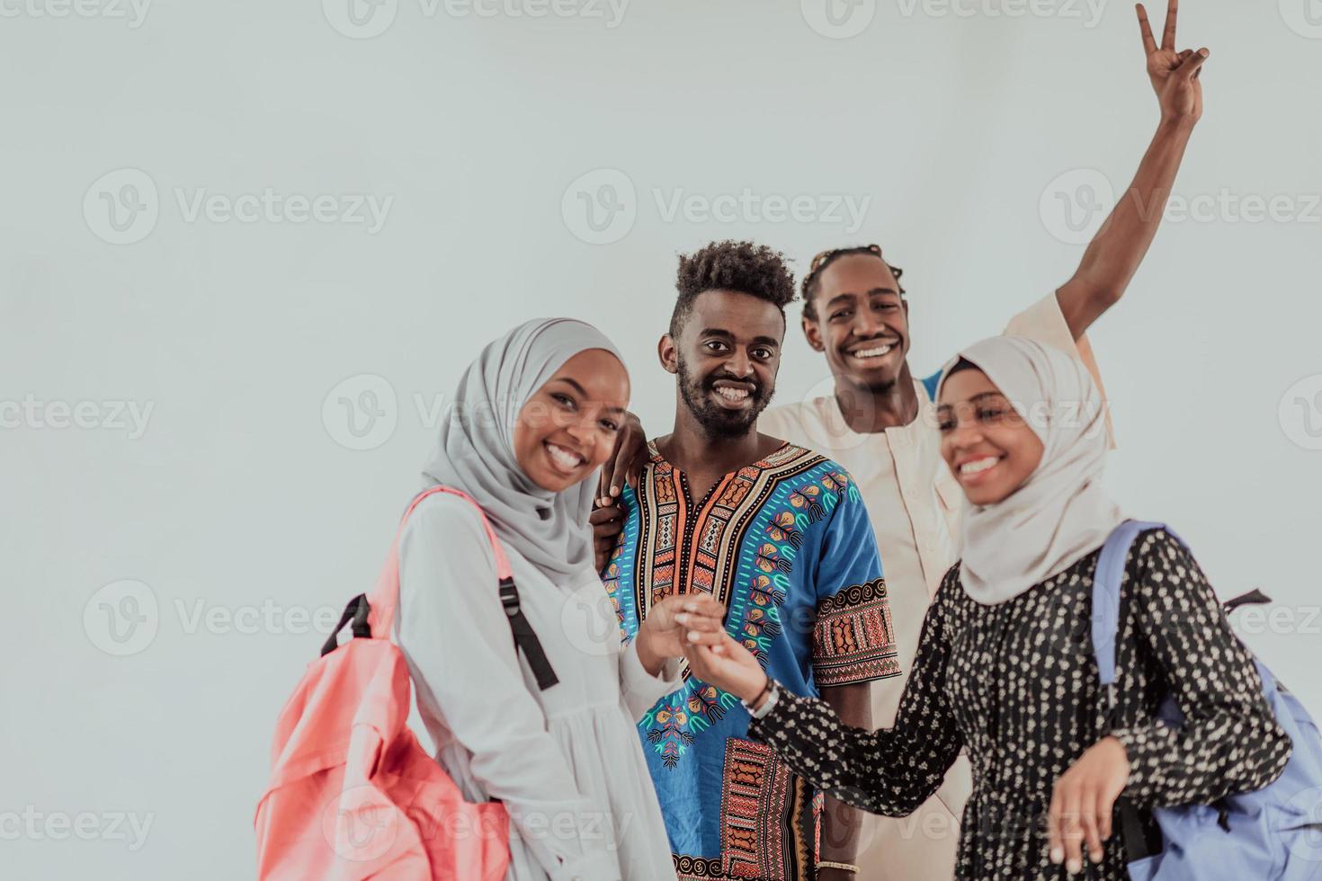 gruppo di contento africano studenti avendo conversazione e squadra incontro Lavorando insieme su compiti a casa ragazze indossare tradizionale Sudan musulmano hijab moda foto