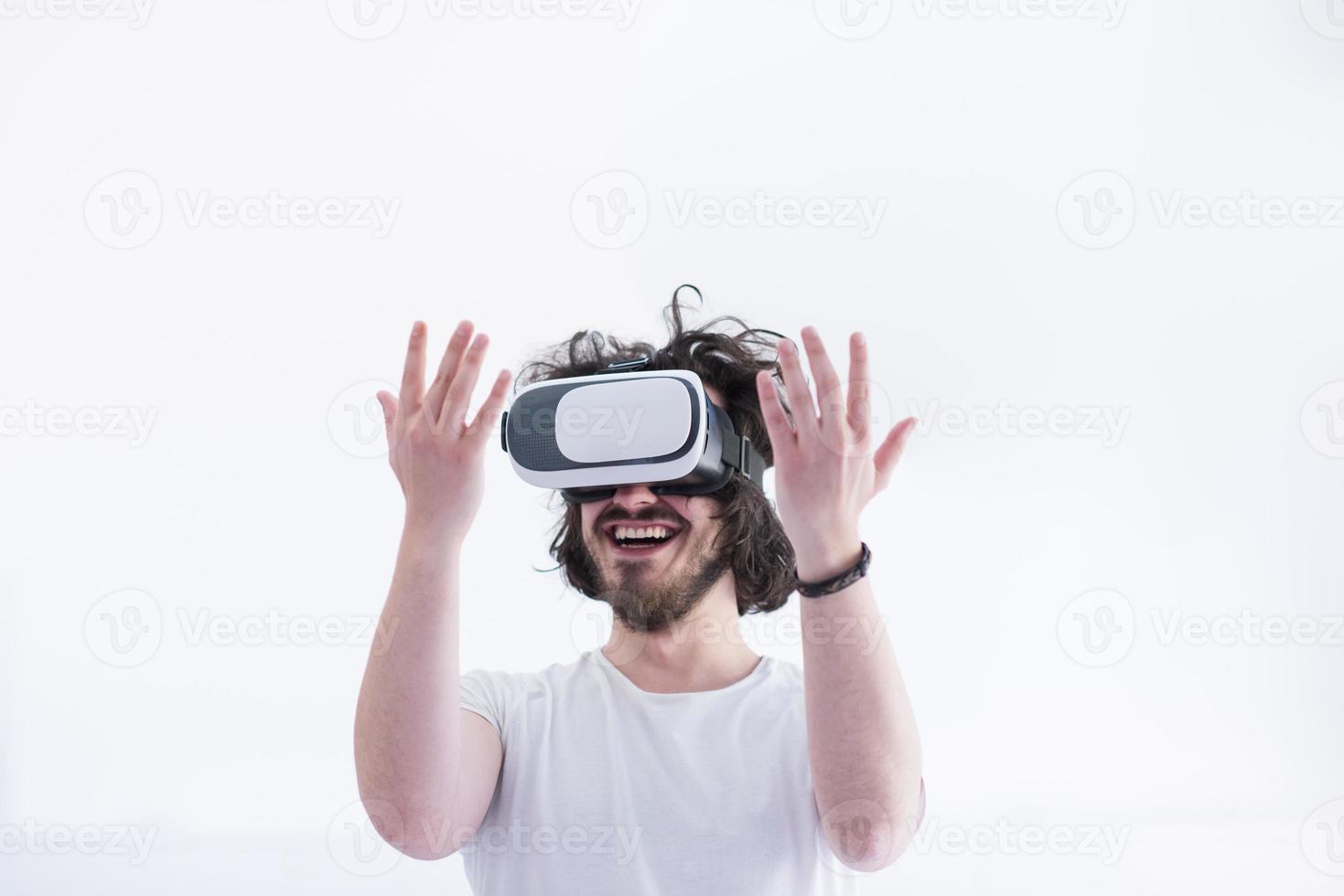 uomo utilizzando cuffia di virtuale la realtà foto