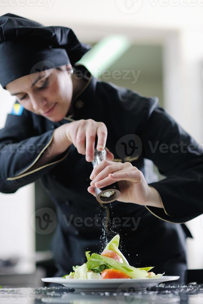 chef prepara il pasto foto