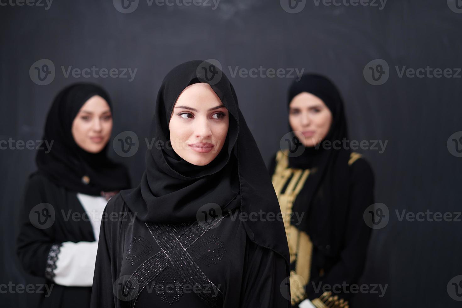 ritratto di bellissimo musulmano donne nel alla moda vestito foto