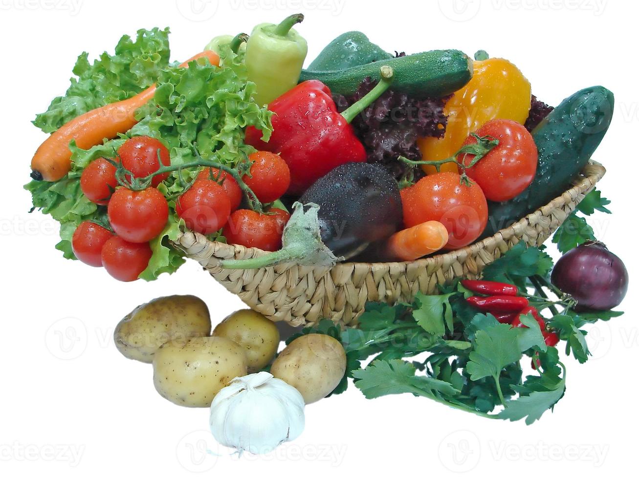 verdure fresche nel cestino foto