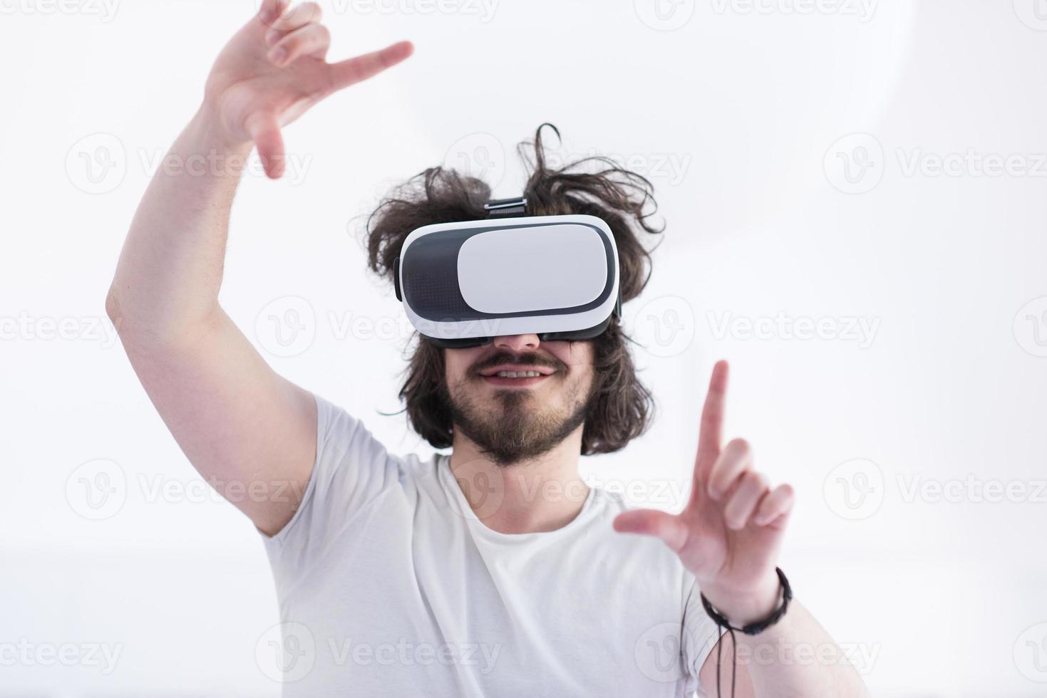 uomo utilizzando cuffia di virtuale la realtà foto