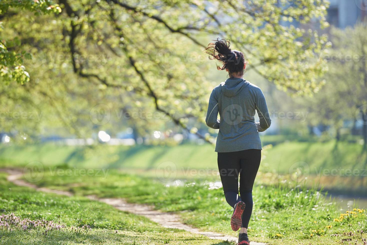 donna jogging nel parco a mattina foto