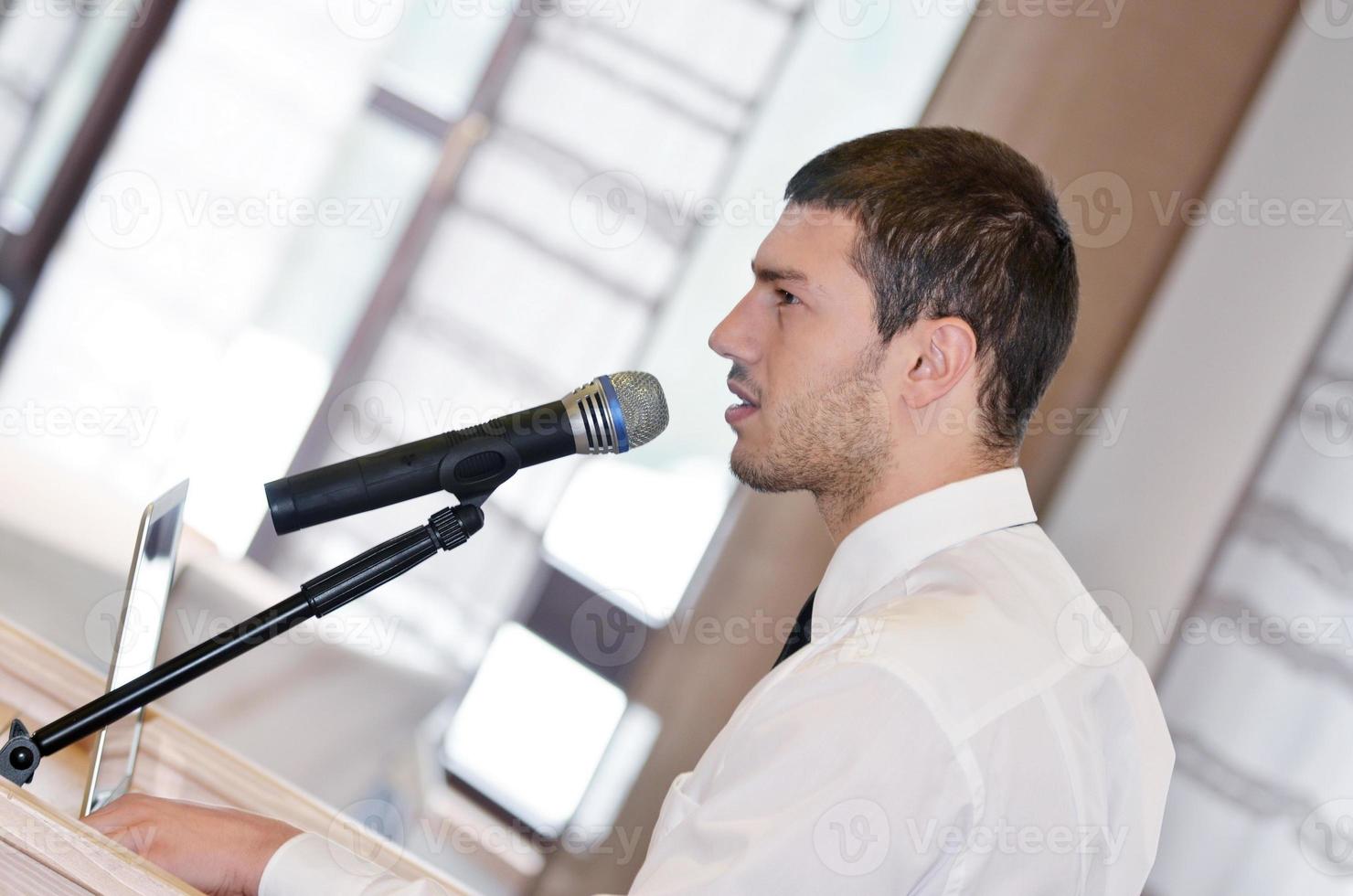 giovane attività commerciale uomo dando un' presentazione su conferenza foto