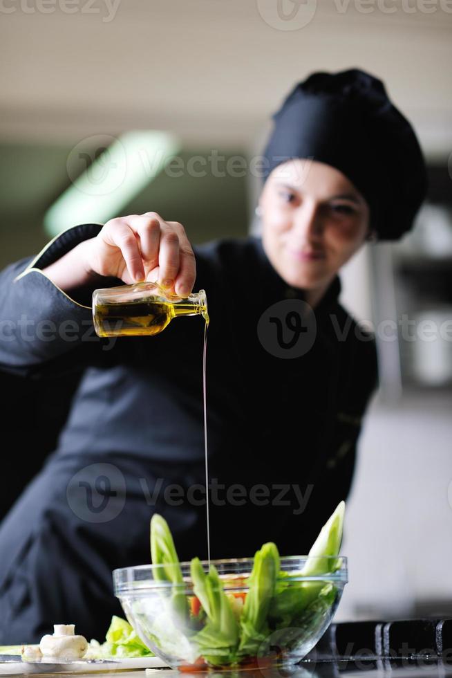 chef prepara il pasto foto