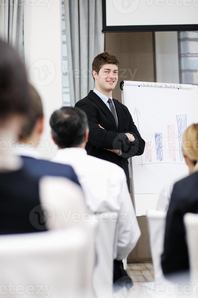 giovane attività commerciale uomo dando un' presentazione su conferenza foto