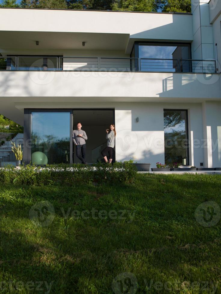 coppia godendo su il porta di loro lusso casa villa foto