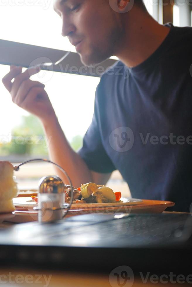 uomo mangiare salutare cibo esso un ristorante foto