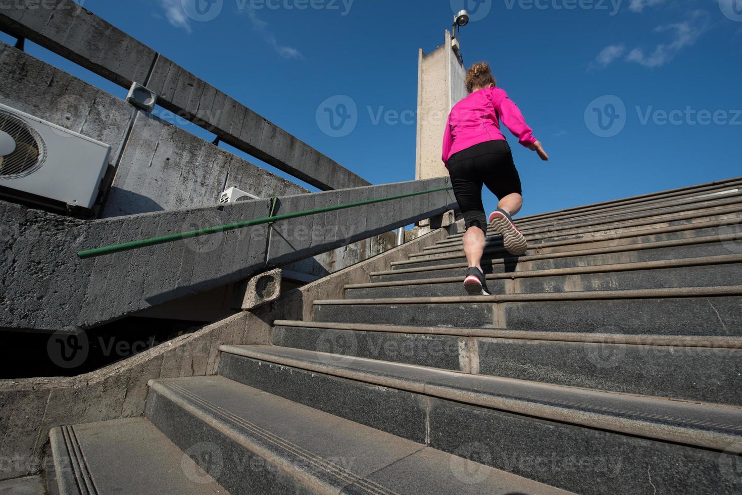 donna jogging su passaggi foto