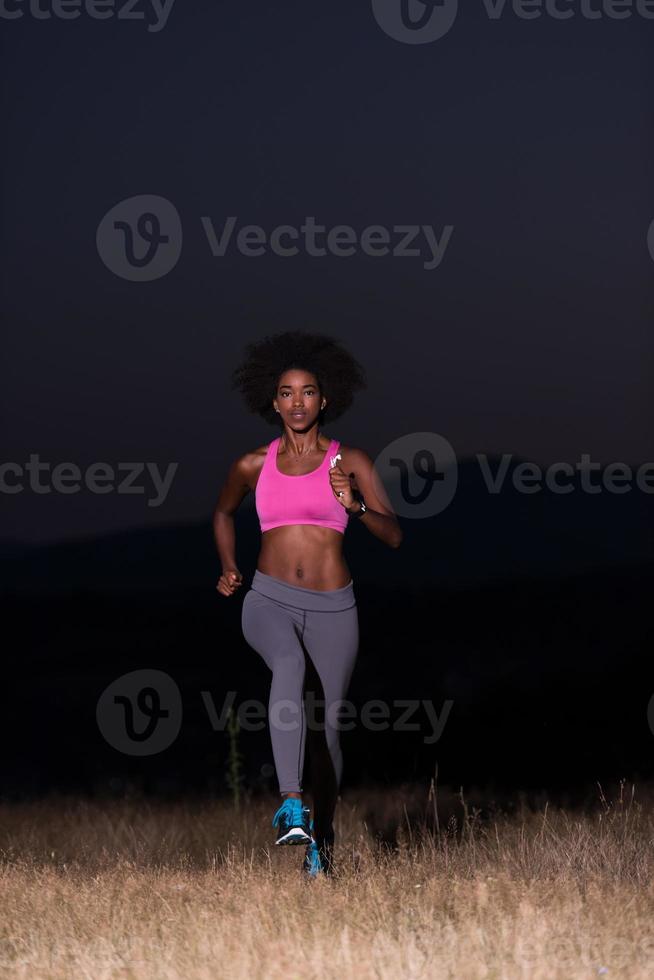 giovane africano americano donna jogging nel natura foto