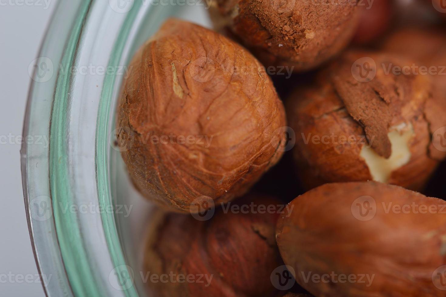 nocciola su bianca superficie foto