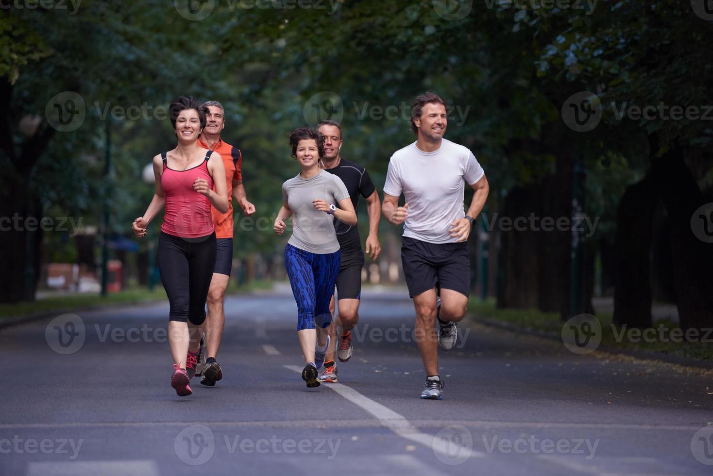 gruppo di persone che fa jogging foto