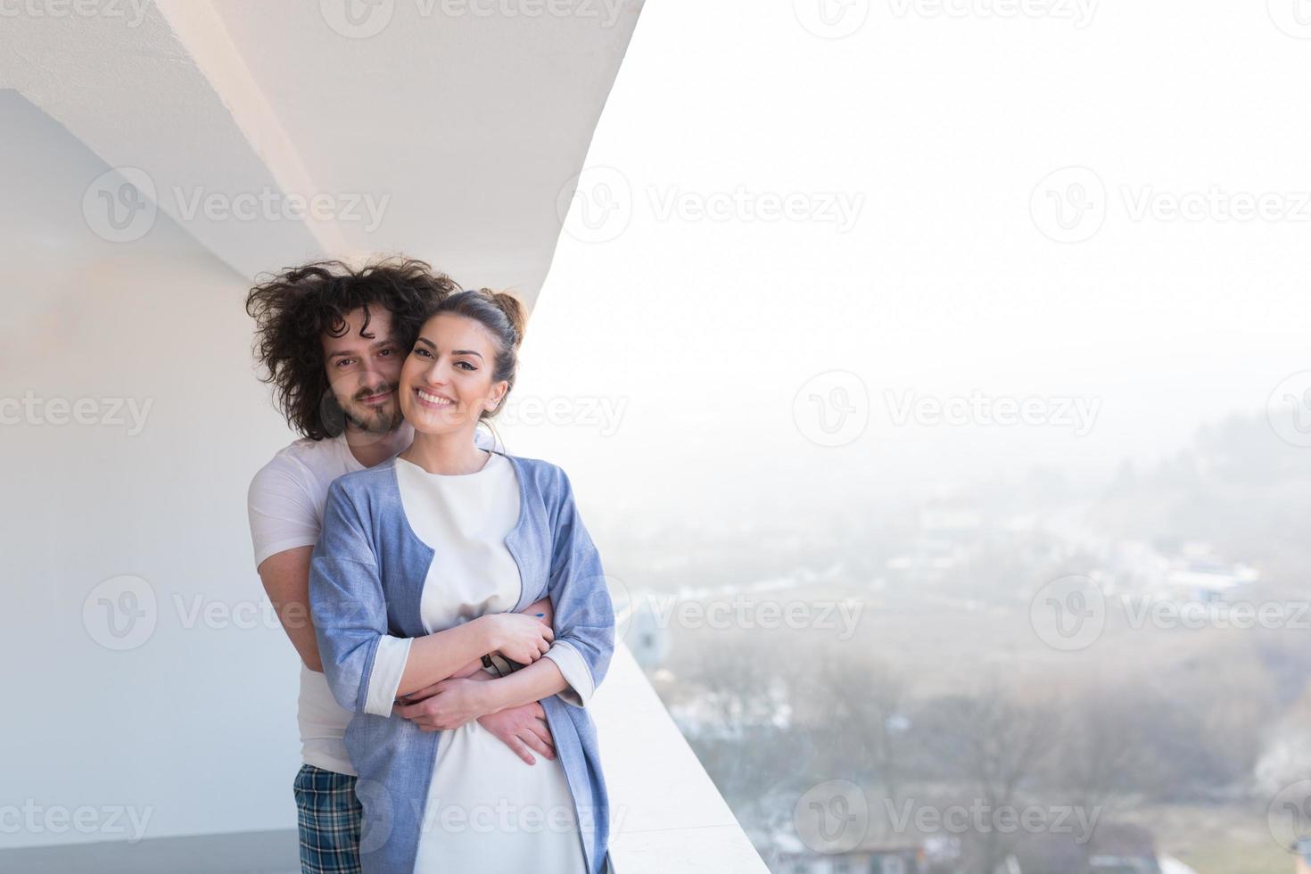 coppia abbracciare su il balcone foto