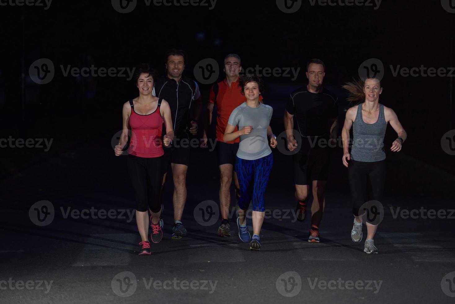 persone gruppo jogging a notte foto