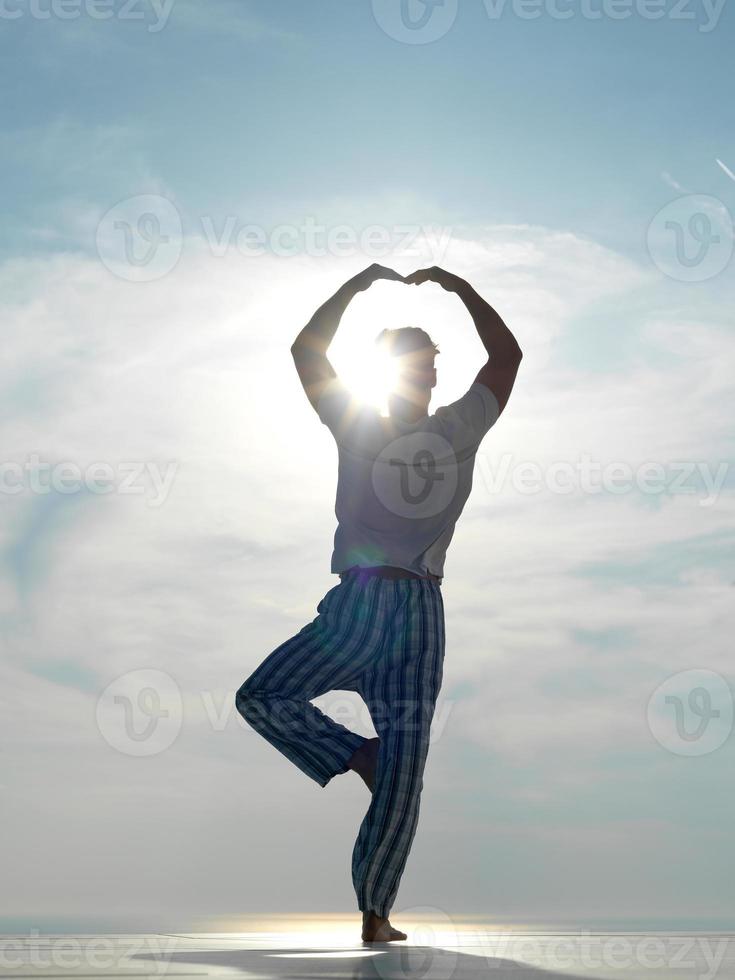 giovane uomo praticante yoga foto