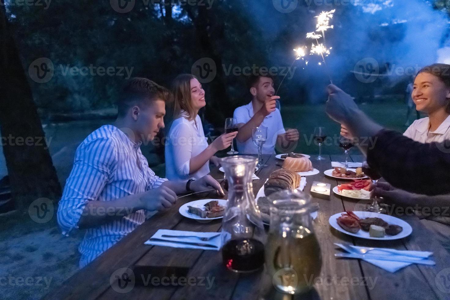 amici avendo picnic francese cena festa all'aperto durante estate vacanza foto