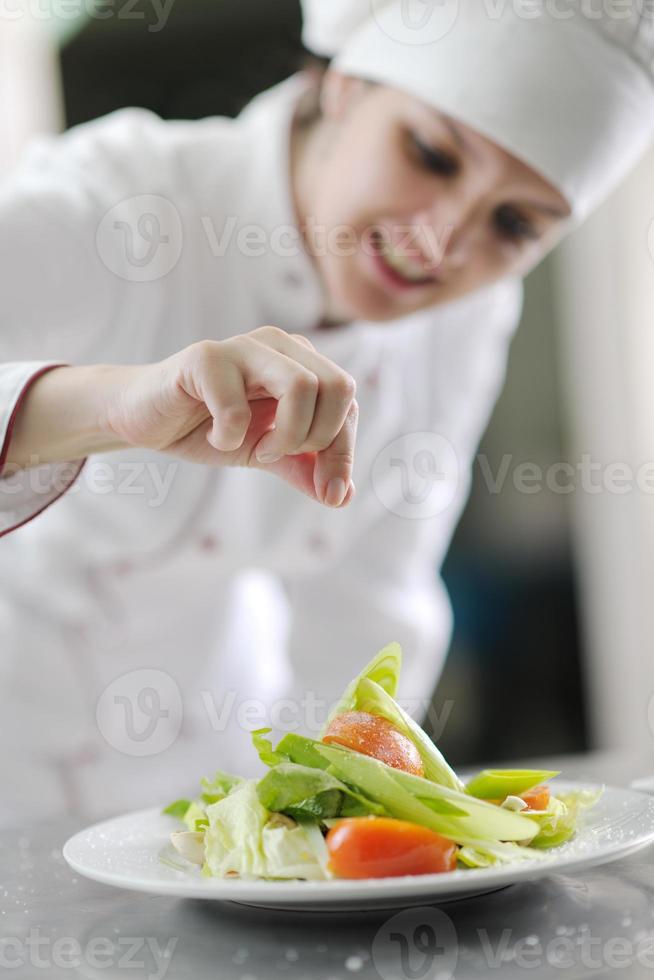 chef prepara il pasto foto