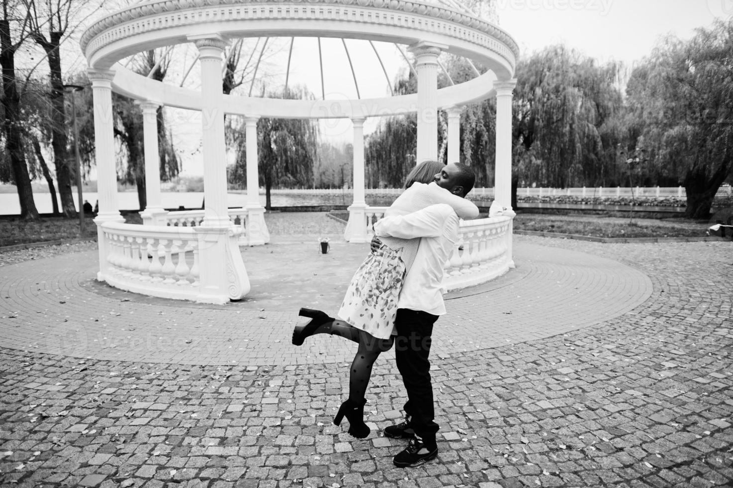 contento multietnico coppia nel amore storia. relazioni di africano uomo e bianca europeo donna. foto