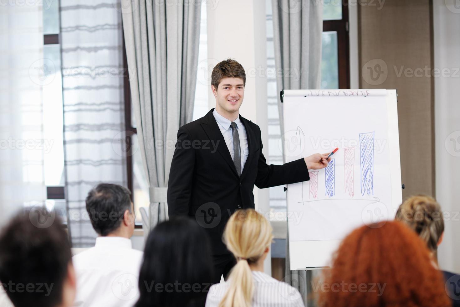 giovane attività commerciale uomo dando un' presentazione su conferenza foto