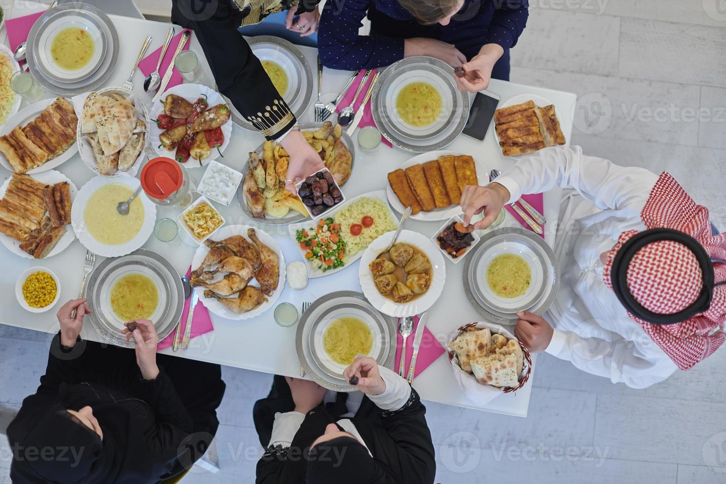 superiore Visualizza di musulmano famiglia avendo iftar durante Ramadan santo mese foto