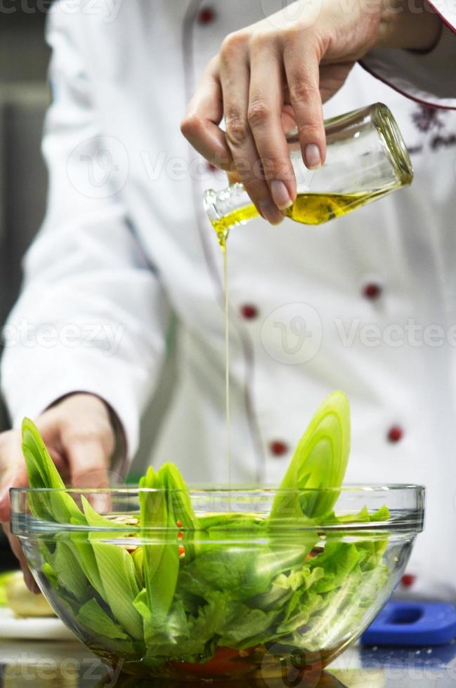 chef prepara il pasto foto