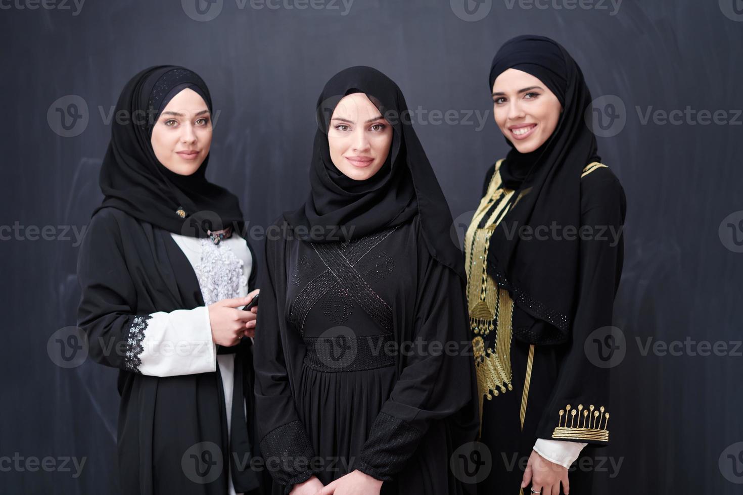 ritratto di bellissimo musulmano donne nel alla moda vestito foto