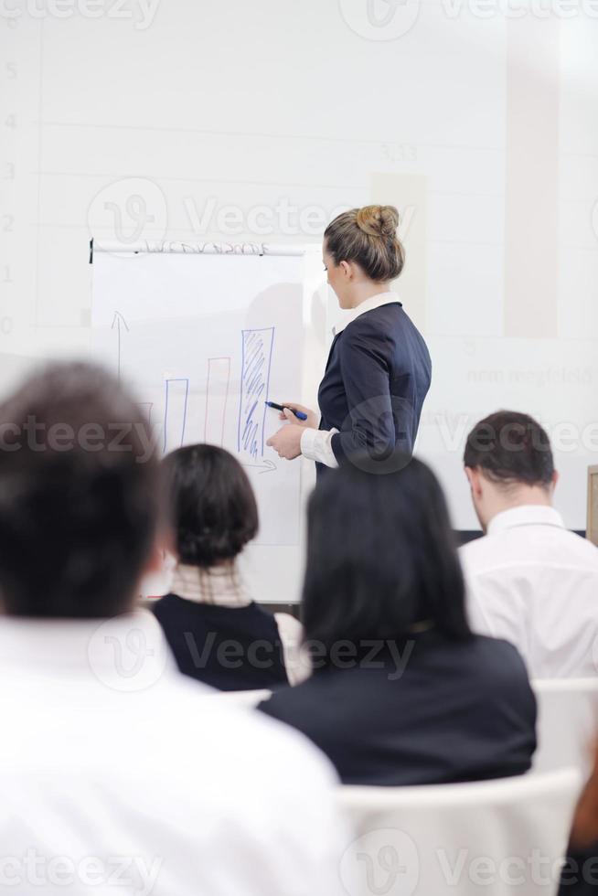 donna d'affari dando una presentazione foto