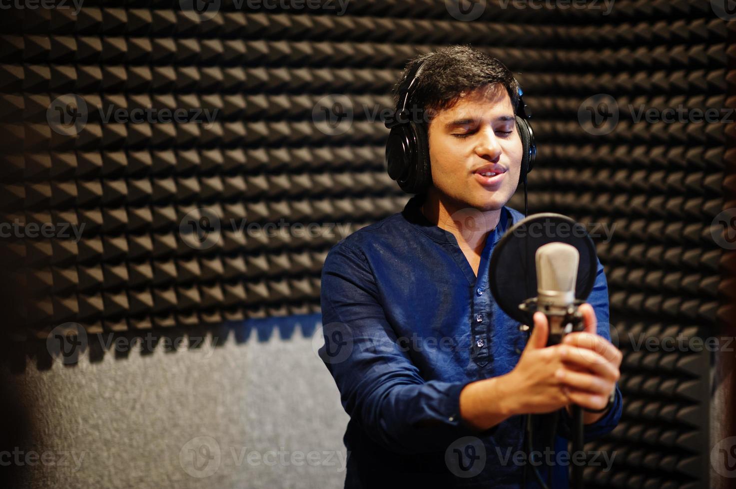 giovane asiatico cantante uomo con microfono registrazione canzone nel disco musica studio. foto