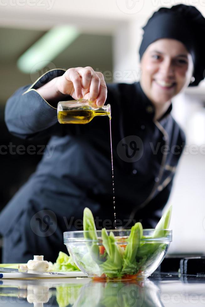 chef prepara il pasto foto