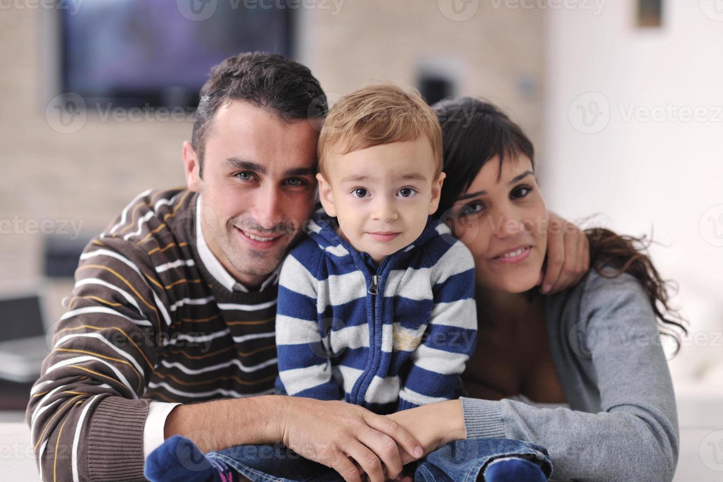 contento giovane famiglia avere divertimento a casa foto