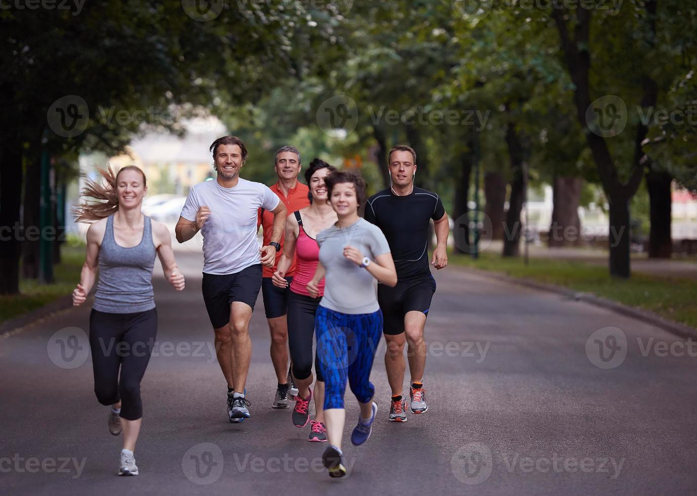 gruppo di persone che fa jogging foto