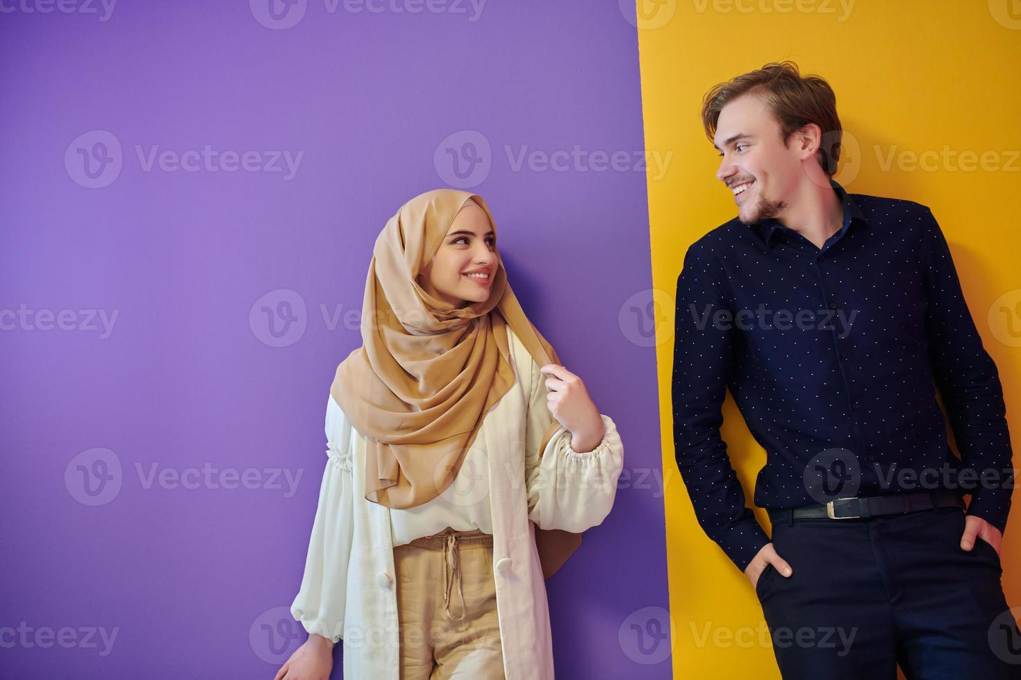 ritratto di contento giovane musulmano coppia in piedi isolato su colorato sfondo foto