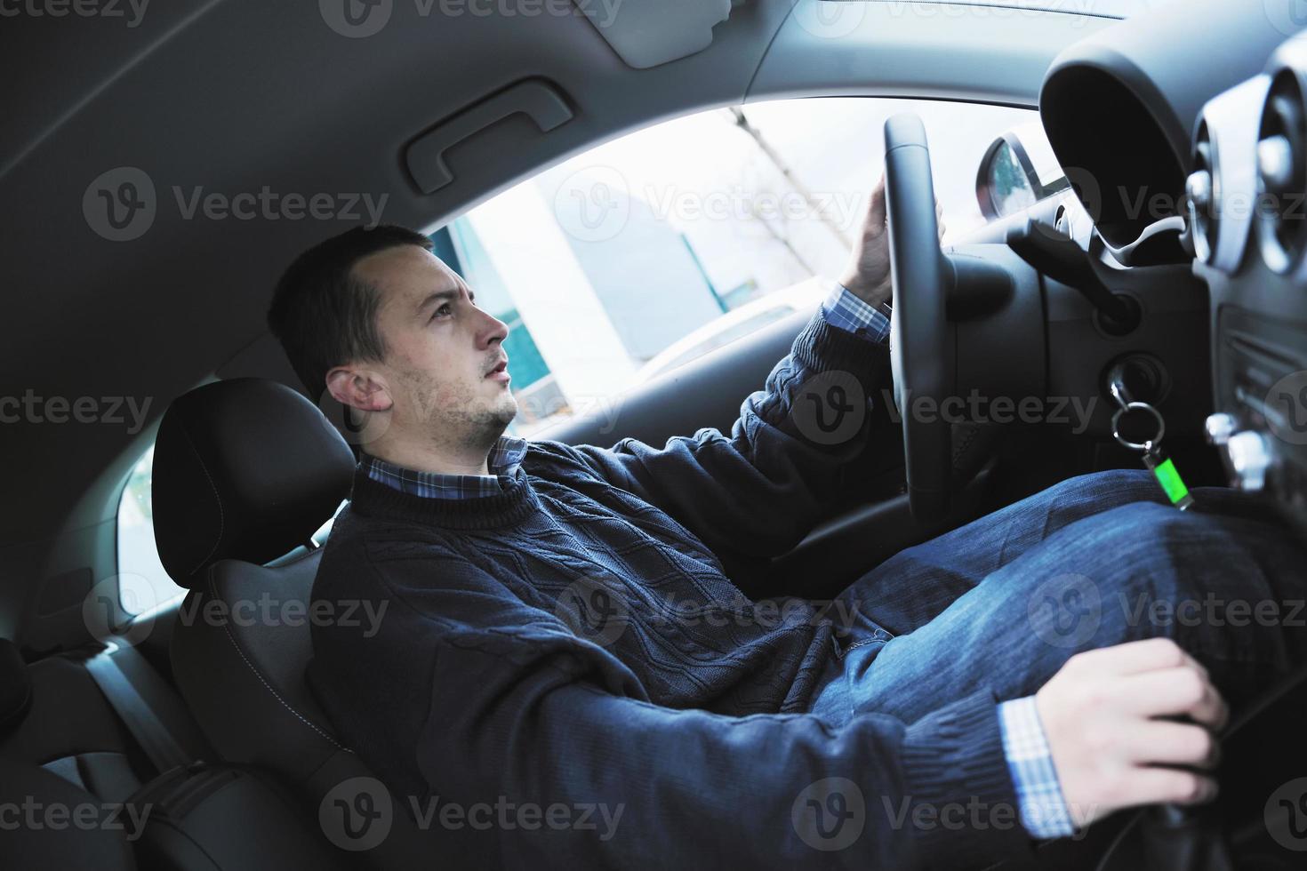 uomo utilizzando auto navigazione foto