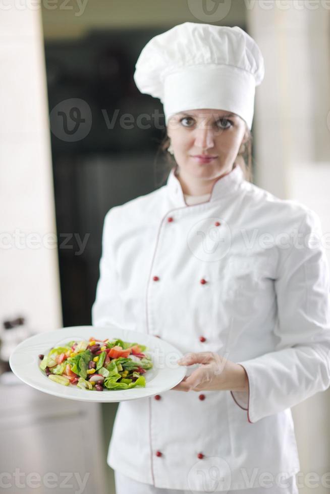 chef prepara il pasto foto