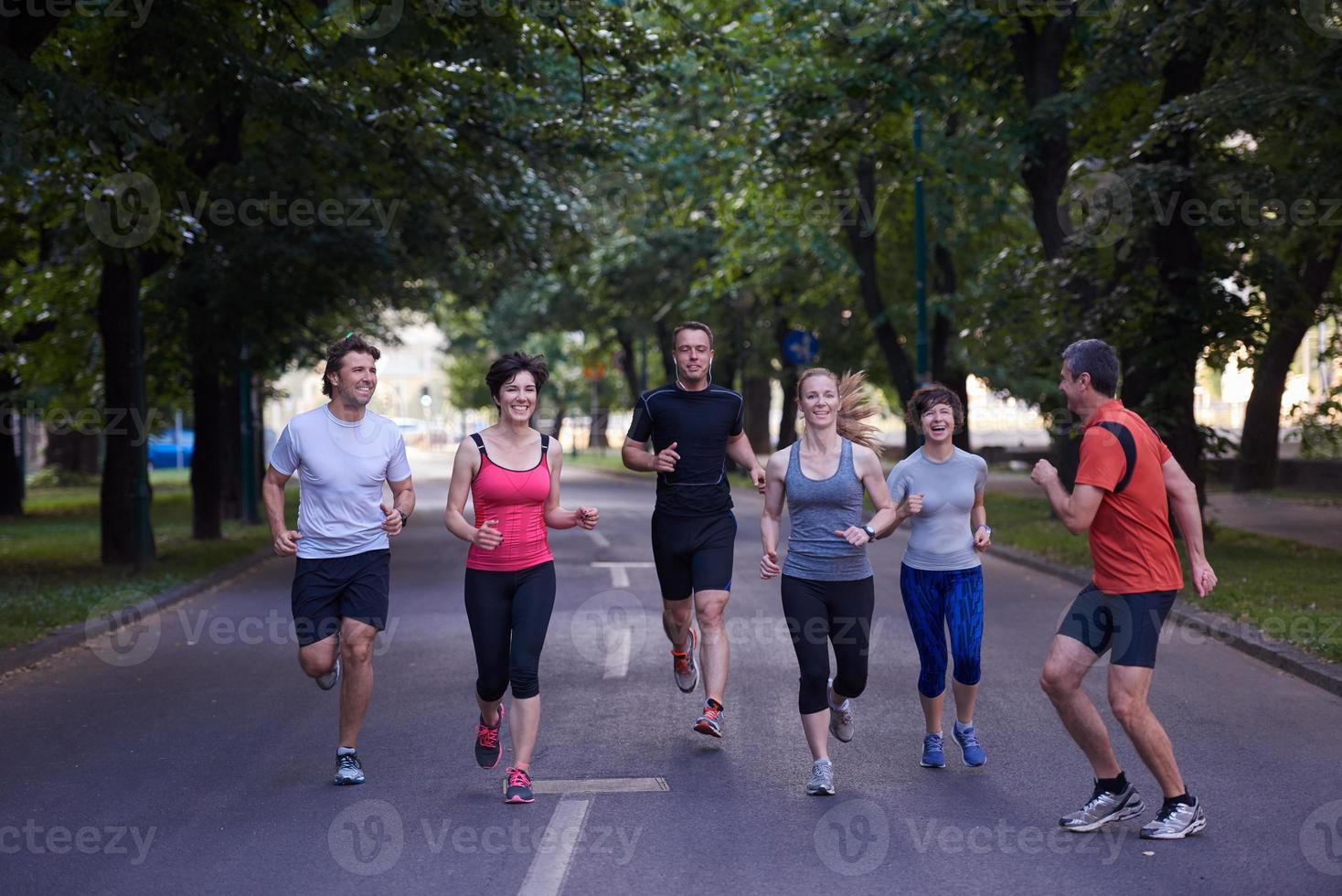 gruppo di persone che fa jogging foto