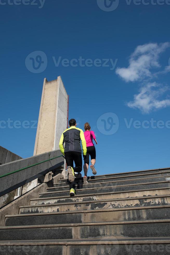 giovane coppia jogging su passaggi foto