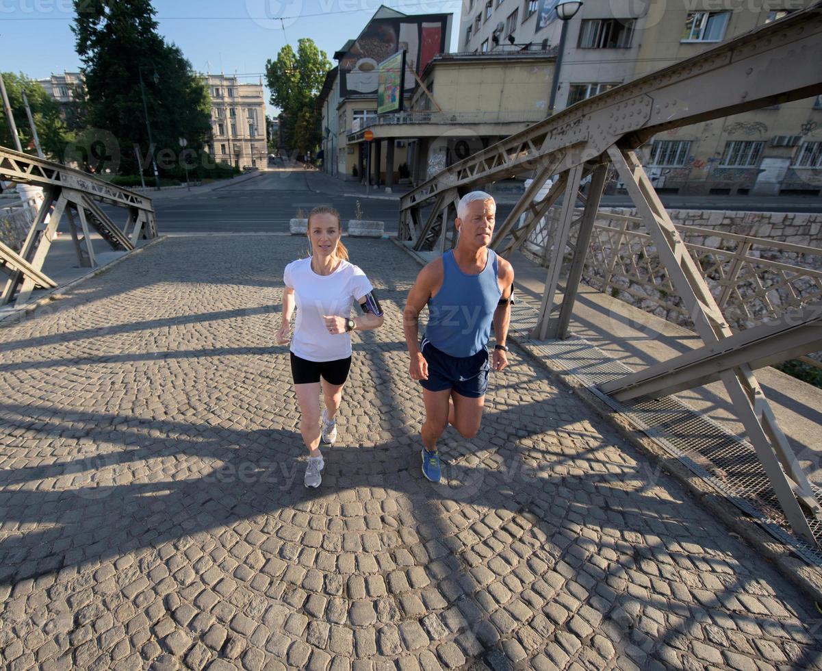 coppia che fa jogging fuori foto