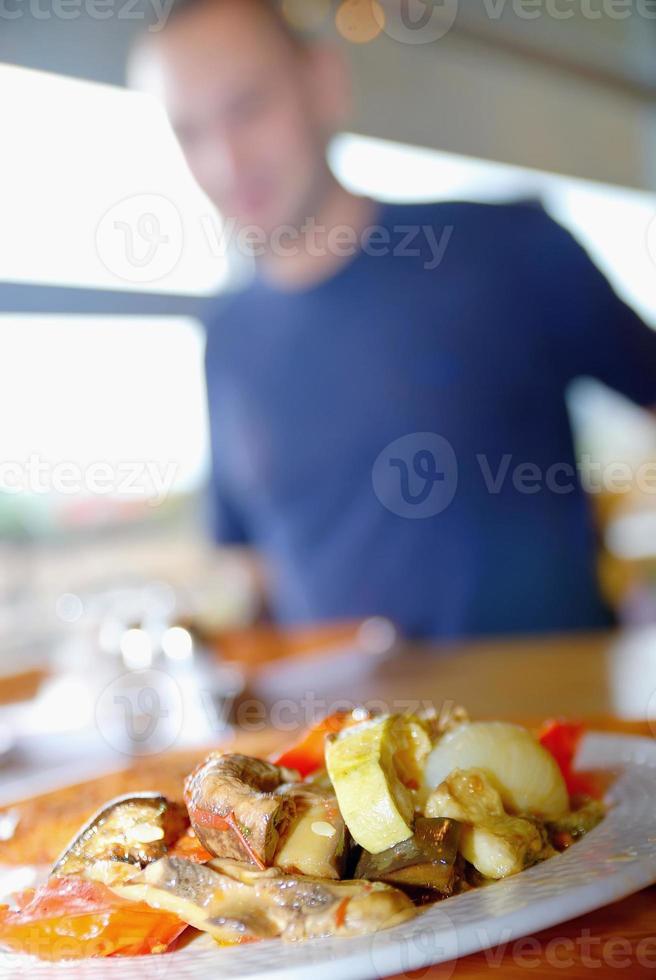 uomo mangiare salutare cibo esso un ristorante foto