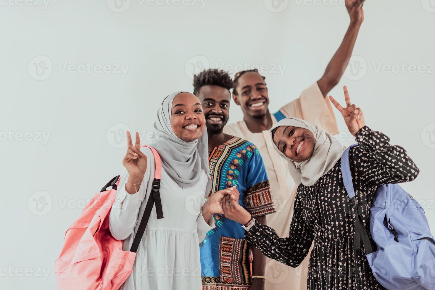 gruppo di contento africano studenti avendo conversazione e squadra incontro Lavorando insieme su compiti a casa ragazze indossare tradizionale Sudan musulmano hijab moda foto