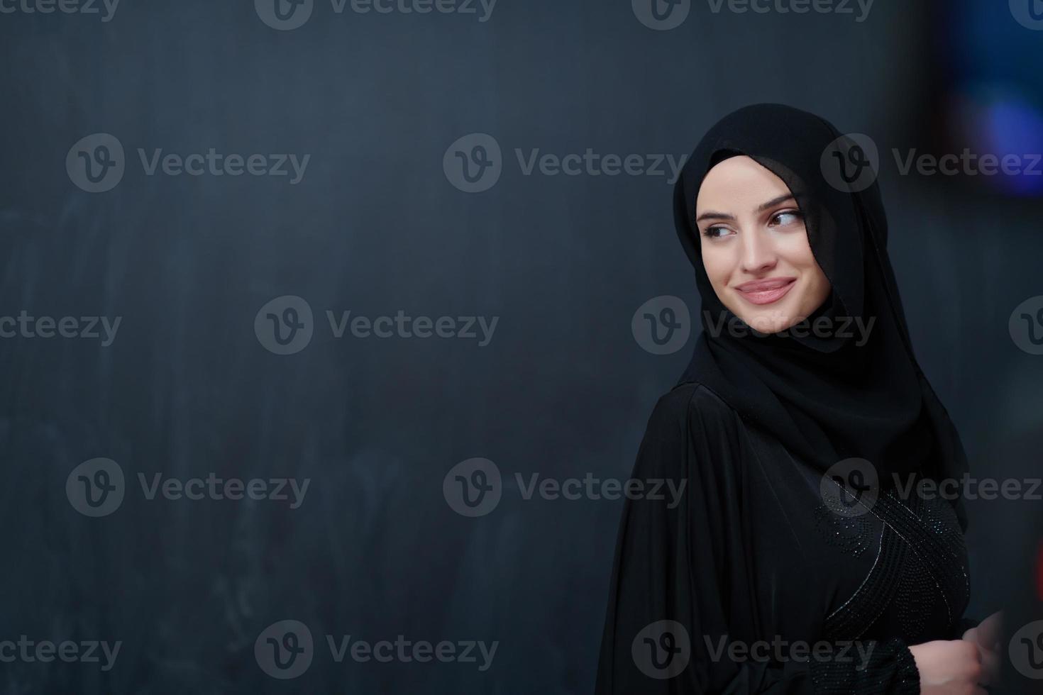 moderno giovane musulmano donna nel nero abaya foto