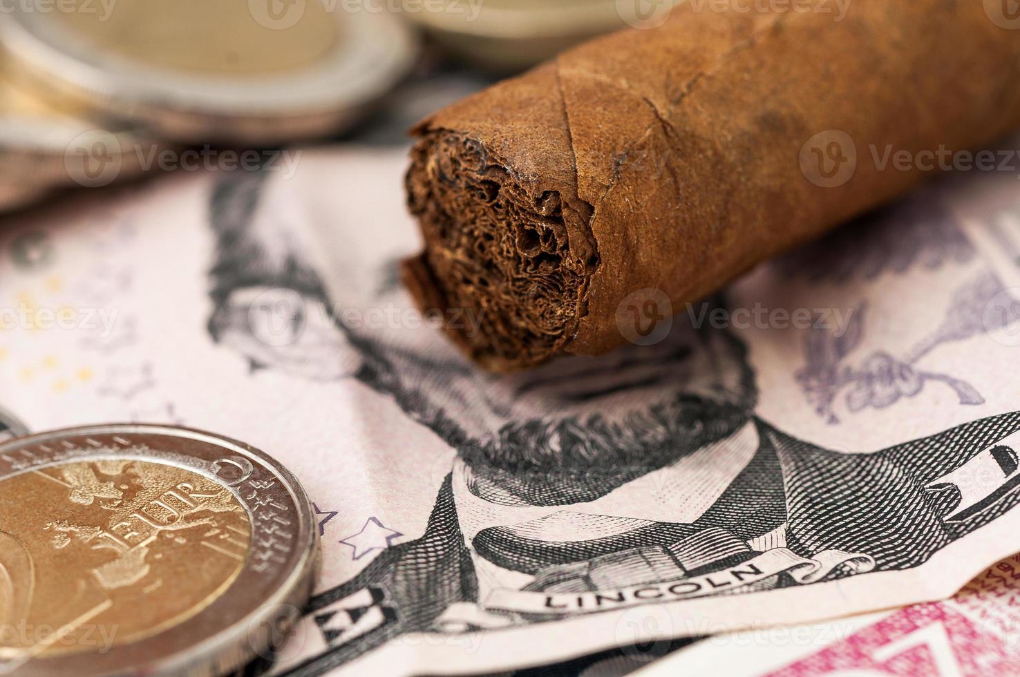 soldi cinque dollari e sigaro cubano foto